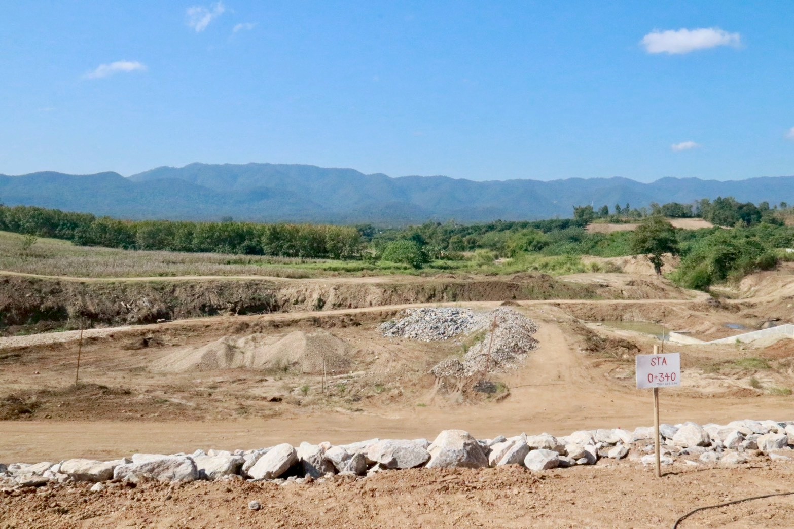 title - องคมนตรี ลงพื้นที่ติดตามและขับเคลื่อนโครงการอ่างเก็บน้ำห้วยจะกาอันเนื่องมาจากพระราชดำริ ตำบลแม่ลาน อำเภอลี้ จังหวัดลำพูน